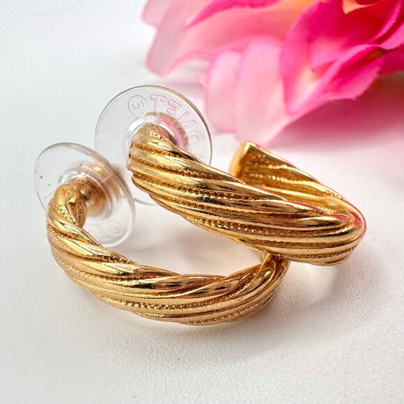 Vintage Monet Rope Texture Gold Tone Oval Hoop Earrings Signed Luxe Chic Runway - Picture 1 of 16